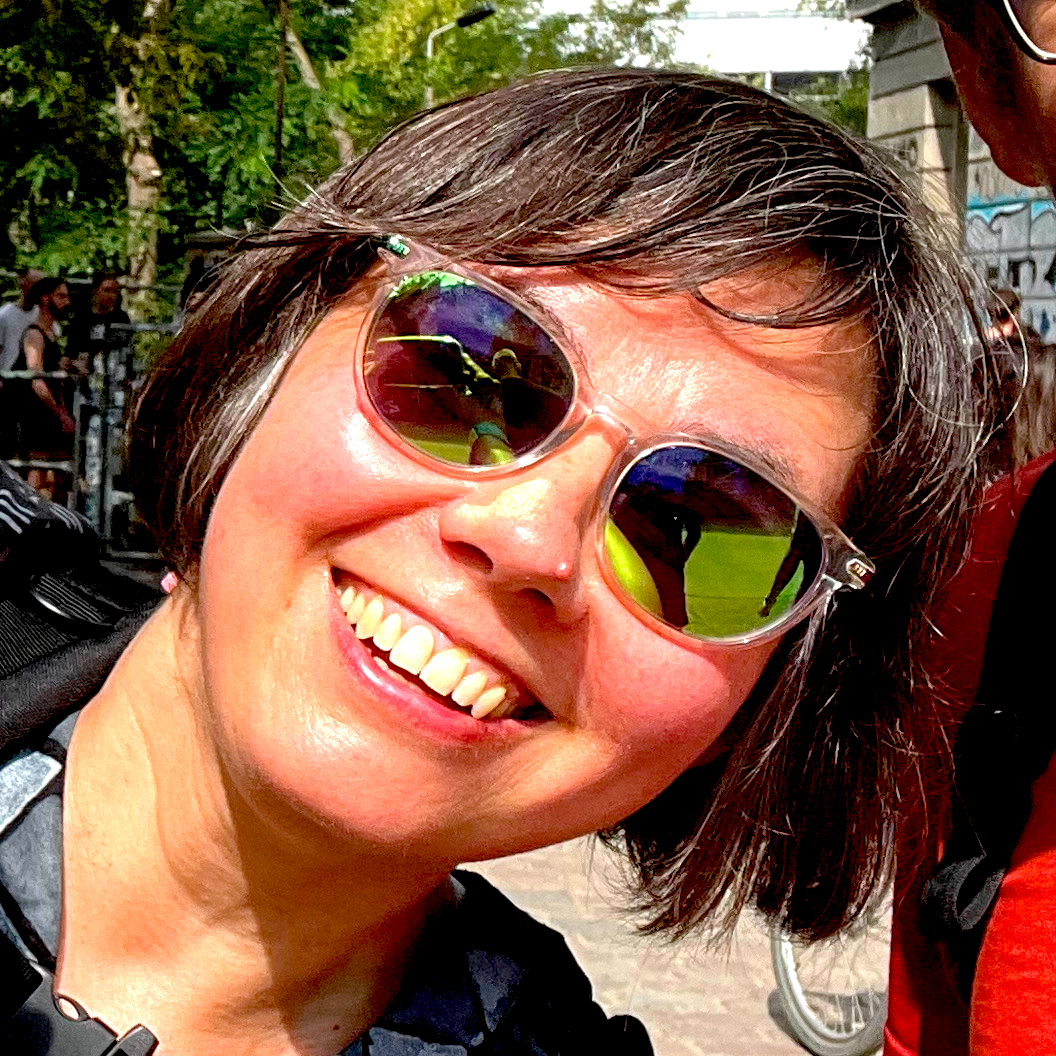 Ein Bild von mir, lachend und mit Sonnenbrille